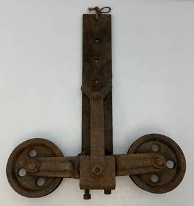 lot 200 image: Vintage Heavy Metal Barn Wood Beam Polley System (Would Look Great Converted Into A Light)