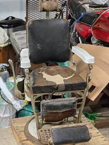 lot 216 image: Vintage Barbers Chair - Emil J. Paider Co Chicago