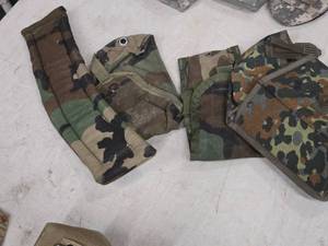 lot 275 image: Lot of (4) Military Carry Pouches and Accessories