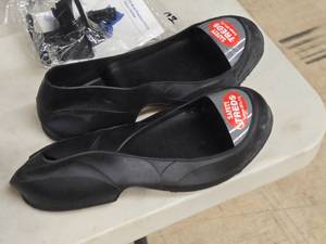 lot 322 image: Hard-Toe Rubber Safety Treads  Size Large 9-12-11