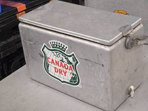 lot 337 image: Vintage Canada Dry logo Metal Chest Cooler
