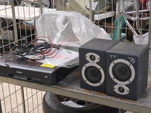 lot 368 image: Insignia 5 Disc CD Player with (2) M-Audio Studio Pro 3 Stereo Speakers NS-DA1902