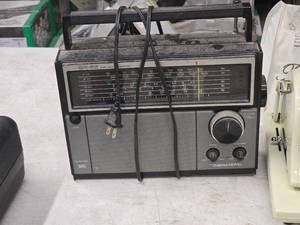 lot 408 image: Vintage Realistic DX-66 AirSW Monitor