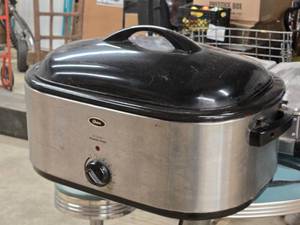 lot 411 image: Oster 22-Quart Household Roaster Oven