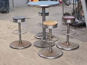 lot 314 image: 30 Pedestal Table with (4) Bar Stools