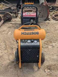 lot 9 image: Bostitch 200PSI Oil Free compressors - 4.5 Gallon - Runs needs new hose