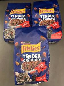 lot 10 image: 3 Bags Friskies Tender & Crunchy Cat Food, 3.15 lb Each