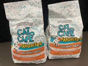 lot 21 image: Sunshine Cat Caf Favorites Gourmet Blend Dry Cat Food, 2 Bags (48 oz Each)