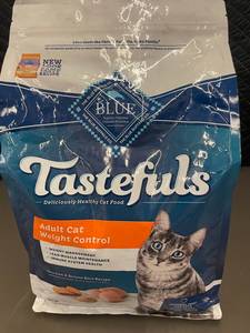 lot 26 image: Blue Buffalo Tastefuls Adult Cat Weight Control Dry Food, 5 lb Bag