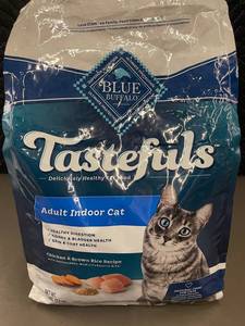 lot 27 image: Blue Buffalo Tastefuls Indoor Cat Food, Chicken & Brown Rice, 5 lbs