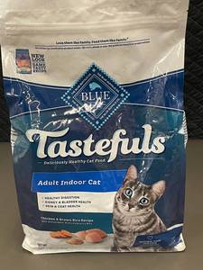 lot 29 image: Blue Tastefuls Adult Indoor Cat Food, Chicken & Brown Rice, 3 lb Bag