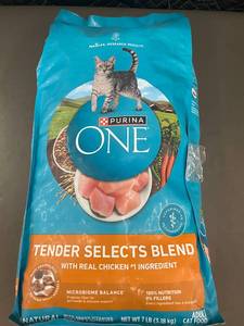 lot 35 image: Purina ONE Tender Selects Blend Adult Cat Food, 7 lb Bag