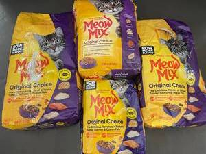 lot 64 image: Lot of 4 Meow Mix Original Choice Cat Food Bags, 6.3 lb Each