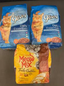 lot 69 image: Cat Food Lot  Meow Mix Tender Centers & 9Lives Daily Essentials (3 Bags)