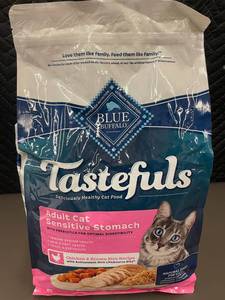 lot 114 image: Blue Buffalo Tastefuls Adult Cat Food Sensitive Stomach 5 lb