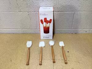 lot 452 image: Le Creuset 5PCS High-Heat Resistant Silicone Kitchen Utensil Set