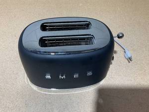 lot 5 image: SMEG 2-Slice Toaster
