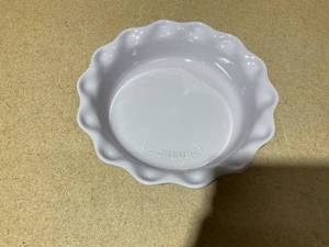 lot 9 image: Le Creuset Stoneware Heritage Pie Dish, 9