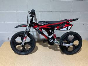 lot 30 image: 16 Hyper Moto Bike, 16 Mag Wheels, Training Wheels, Child Bicycle, Ages 5-7 Years