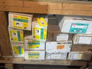 lot 320 image: Grip Tite Staples