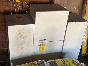 lot 407 image: Wall Cabinets, Metal