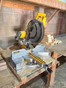 lot 524 image: DeWalt Compound Miter Saw