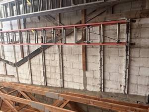 lot 527 image: 28 Werner Fiberglass Extension Ladder