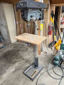 lot 16 image: Delta 17-900 Floor-Standing Drill Press with Table