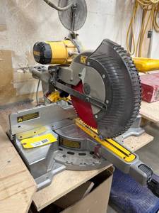 lot 18 image: DeWalt DWS709 12-Inch Double Bevel Sliding Compound Miter Saw