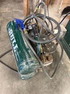 lot 71 image: Bull FC2002 2-HP Air Compressor With Hose