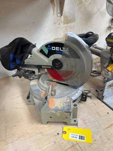 lot 76 image: Delta Shopmaster 10-Inch Compound Power Miter Saw, Model MS250