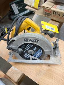 lot 87 image: DeWalt DWE575 Compact 7-14-Inch Circular Saw