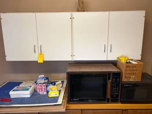 lot 210 image: Household Items and Vintage Hotpoint Microwave