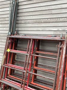 lot 418 image: 5 Sections of Scaffolding and Cross Supports