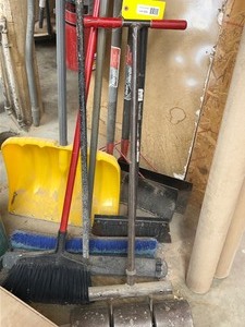 lot 231 image: Workshop Cleaning Tools and Floor Press Roller