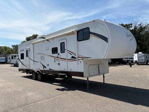 lot 6 image: 2013 K-Z SPORTSMEN SPORTSER 315TH FIFTH WHEEL TOY HAULER