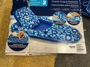 lot 79 image: Inflatable Pool Chairs (7)