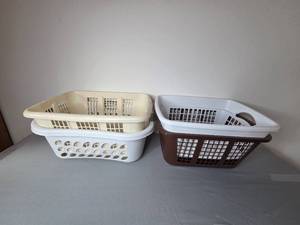 lot 47 image: Set of Plastic Laundry Baskets Assorted Styles