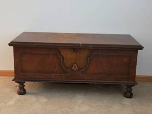 lot 72 image: Vintage Cedar Hope Chest with Hinged Lid 40 Inch