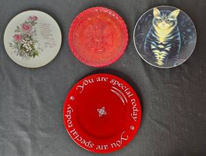 lot 89 image: Collection of Vintage Decorative Collector Plates - Mother s Day, Red Plates, Cat Art and More