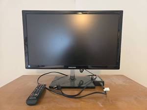 lot 93 image: Samsung 24 Inch HDTV Monitor with Remote and Multiple Inputs