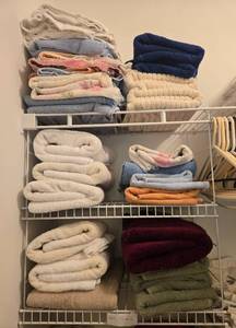 lot 99 image: Assorted Bath Towels Collection in Various Colors