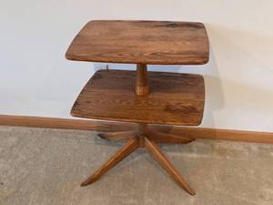 lot 149 image: Vintage 2-Tier Wooden Side Table with Mid-Century Modern Design - Peterson Art Furniture
