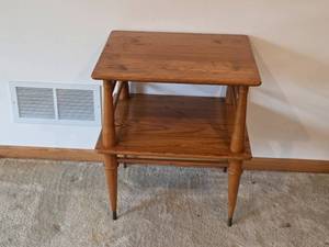 lot 151 image: Mid-Century Two-Tier Oak Side Table with Tapered Legs - Peterson Art Furniture