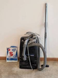 lot 164 image: Hoover Futura 700 Canister Vacuum Cleaner with Hose, Wand, and Extra Filter Bags