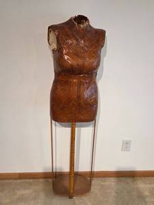 lot 167 image: Vintage Dress Form Mannequin on Wooden Stand