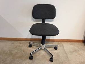 lot 170 image: Black Adjustable Rolling Office Chair with Cushioned Seat