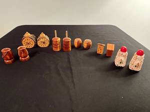 lot 188 image: Set of Vintage Wooden and Shell Souvenir Salt and Pepper Shakers