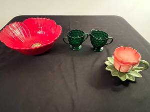 lot 190 image: Artisan Flower-Themed Tableware Collection with Glass Creamer and Sugar Set
