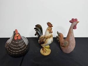 lot 220 image: Set of 3 Decorative Chicken and Rooster Figurines